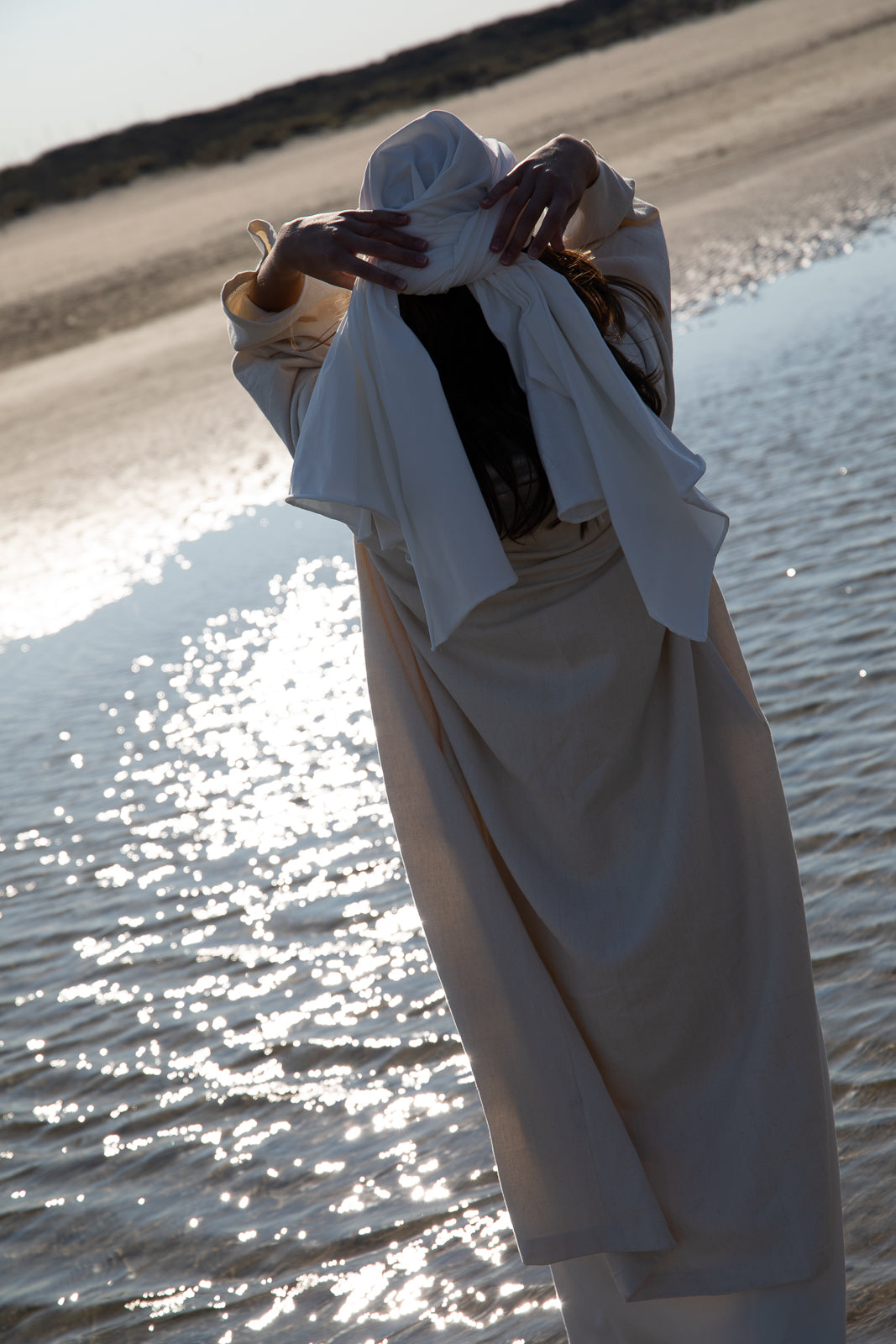 NAO Studios Hijab white 700442001 Model Outfit Beach Backshot